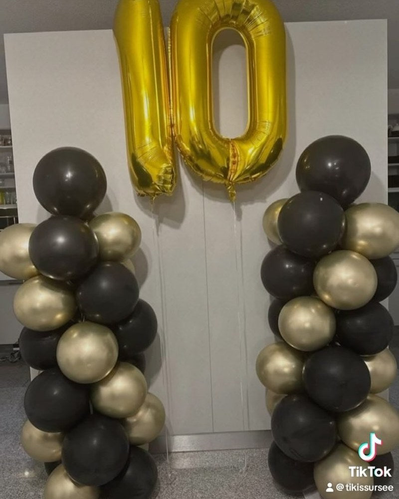 Ballonsäulen in Schwarz und Gold mit goldenem Zahlenballon 10 – Ballondeko von TIKIS