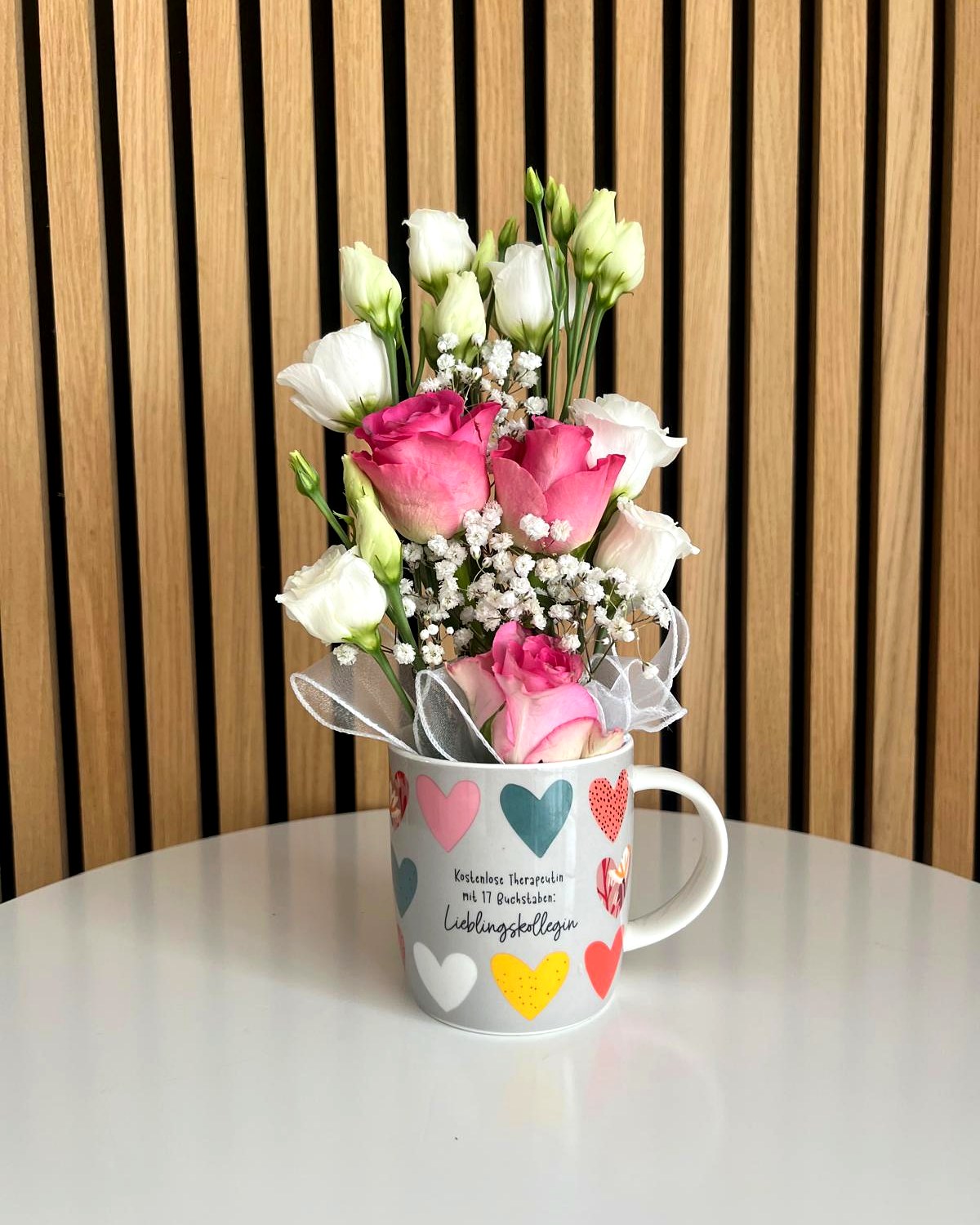 Rosen und Lisianthus in Tasse «Lieblingskollegin» – Blumengeschenk von TIKIS