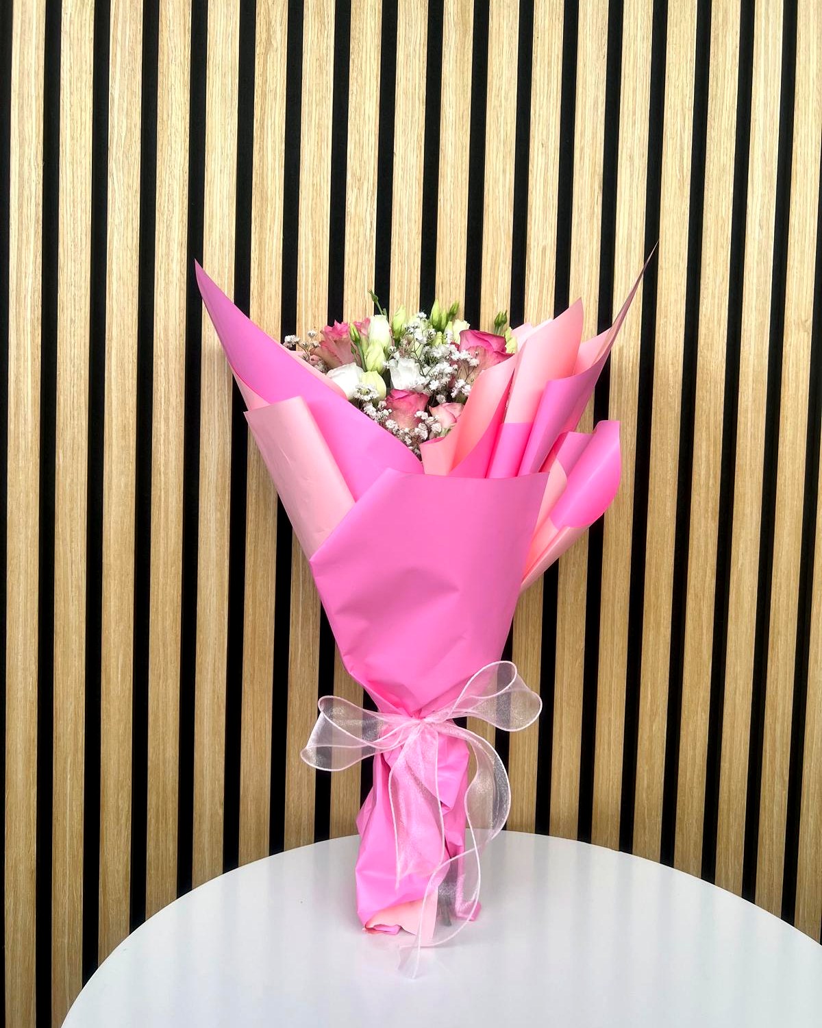 Blumenstrauss in pinker Geschenkverpackung mit Organza-Schleife – TIKIS