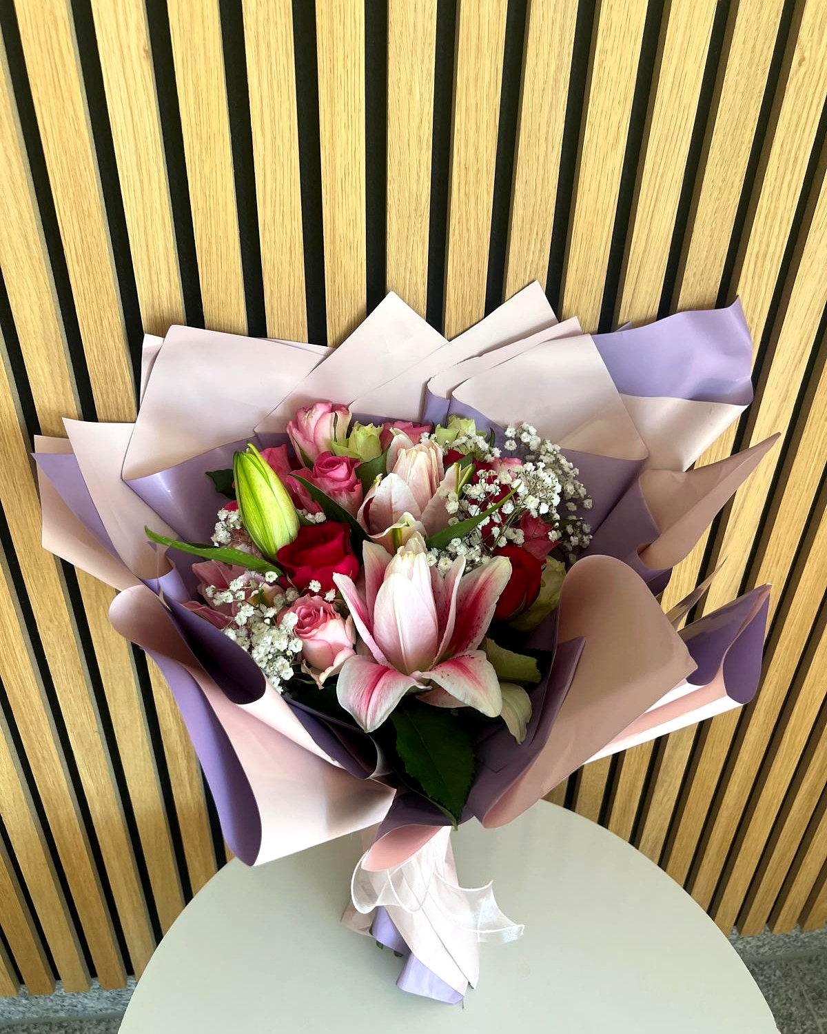 Üppiger Blumenstrauss mit rosa Lilien, Rosen und Schleierkraut in Rosa-Lila – TIKIS